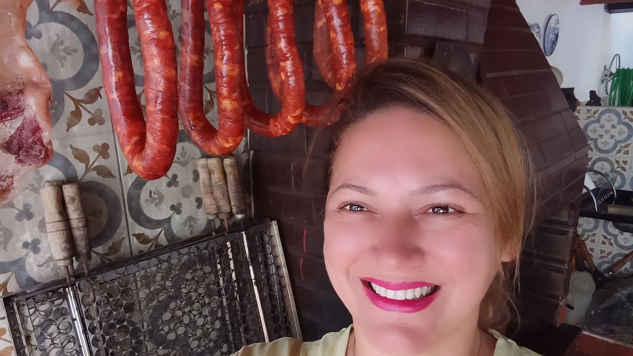 Linguiça de porco caipira/ganhe dinheiro sem sair de casa/assando na brasa.
