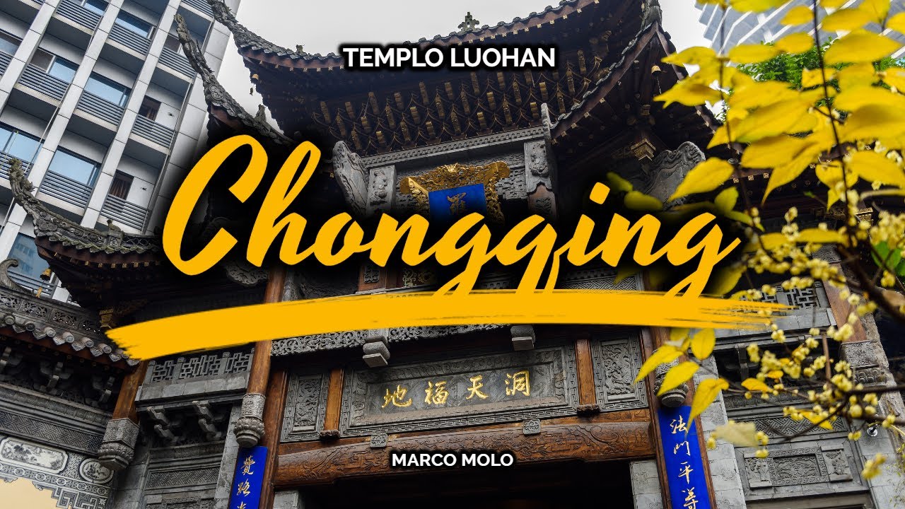 Caminando por el templo budista Luohan, Chongqing.  China.