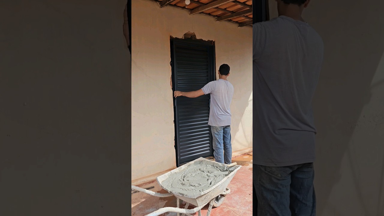 pedreiro assentando porta muito f&aacute;cil #constru&ccedil;&atilde;o #obra #reforma #pedreiro
