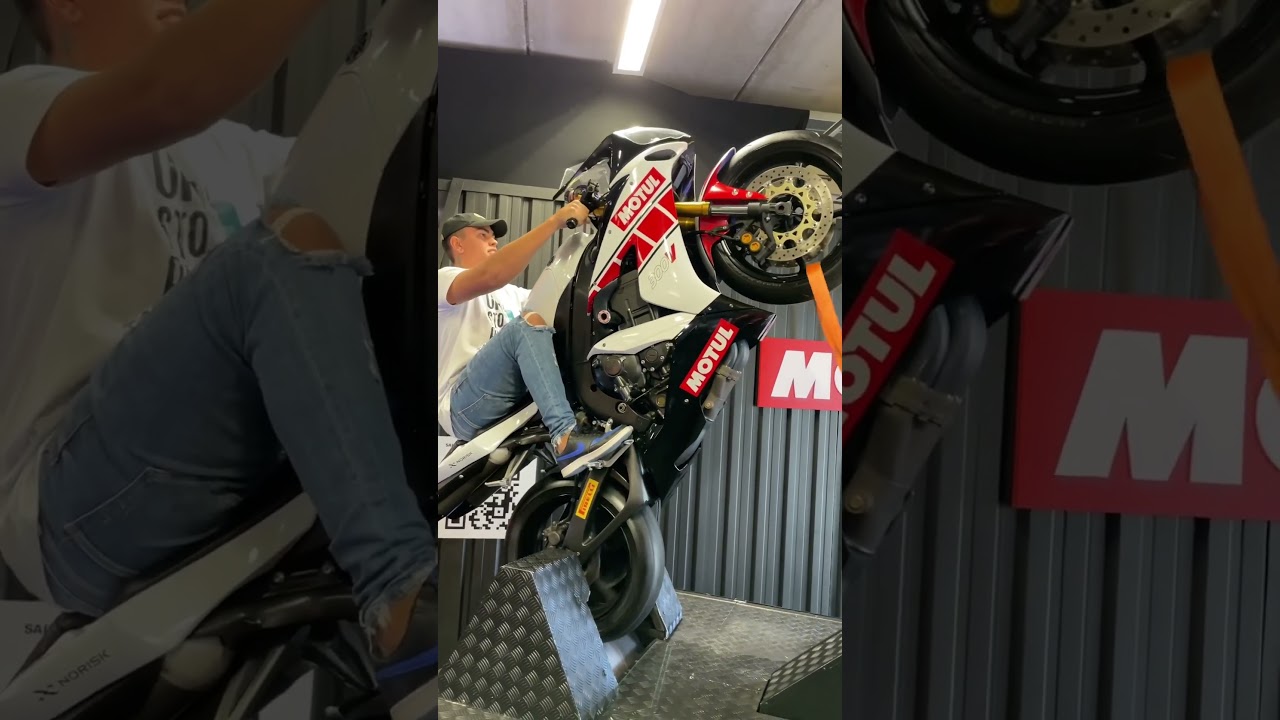Como empinar uma moto do jeito fácil 
