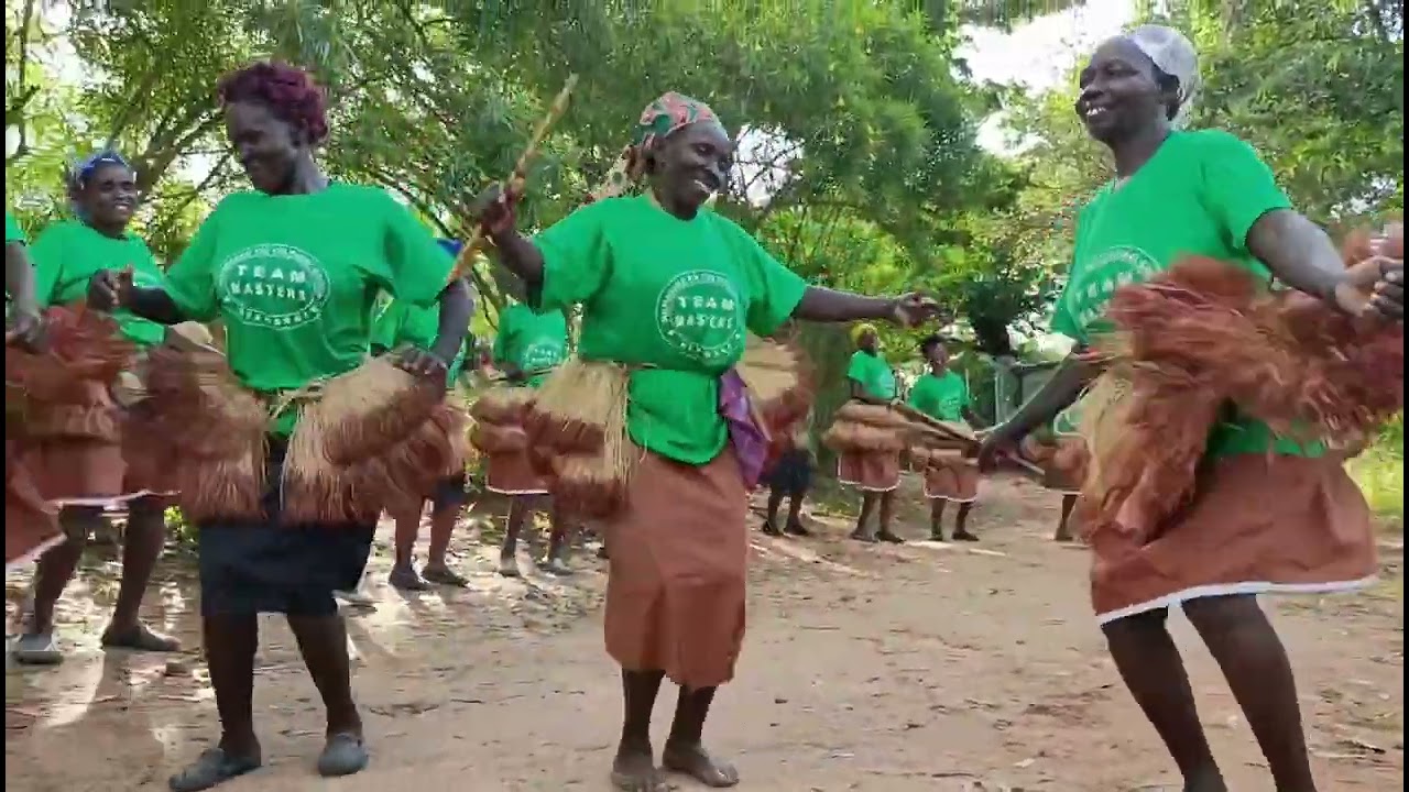 Mumbeere Nu folk dance is fun😂😂😂