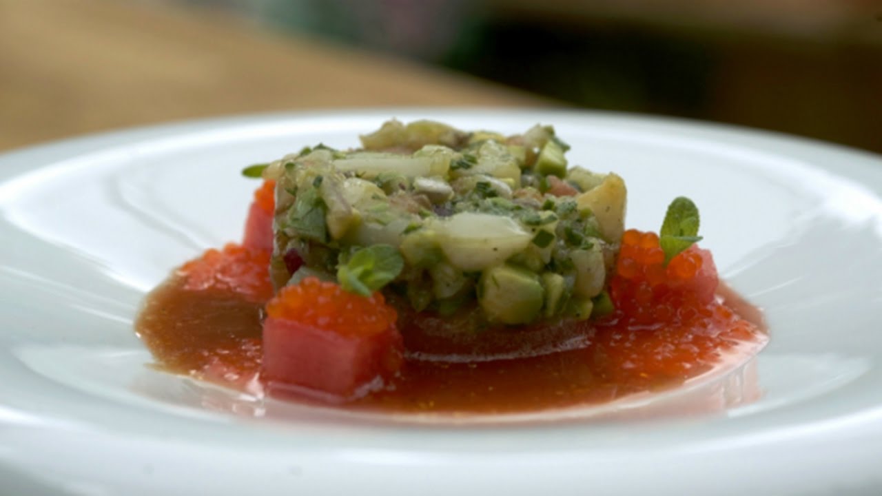 Tartar de vieiras con jugo de tomate y granizado de sandía | Pura Fresquicidad