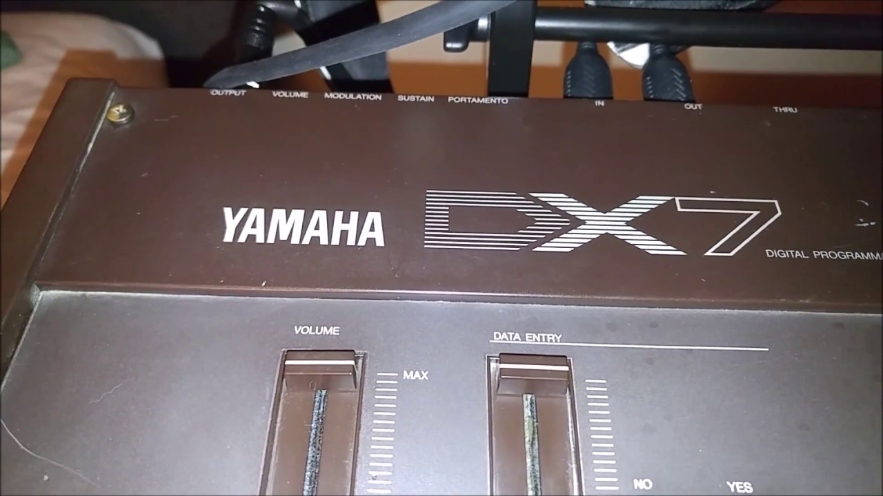 Yamaha DX7 Tutorial - Basic functions and creating saw and square waves.