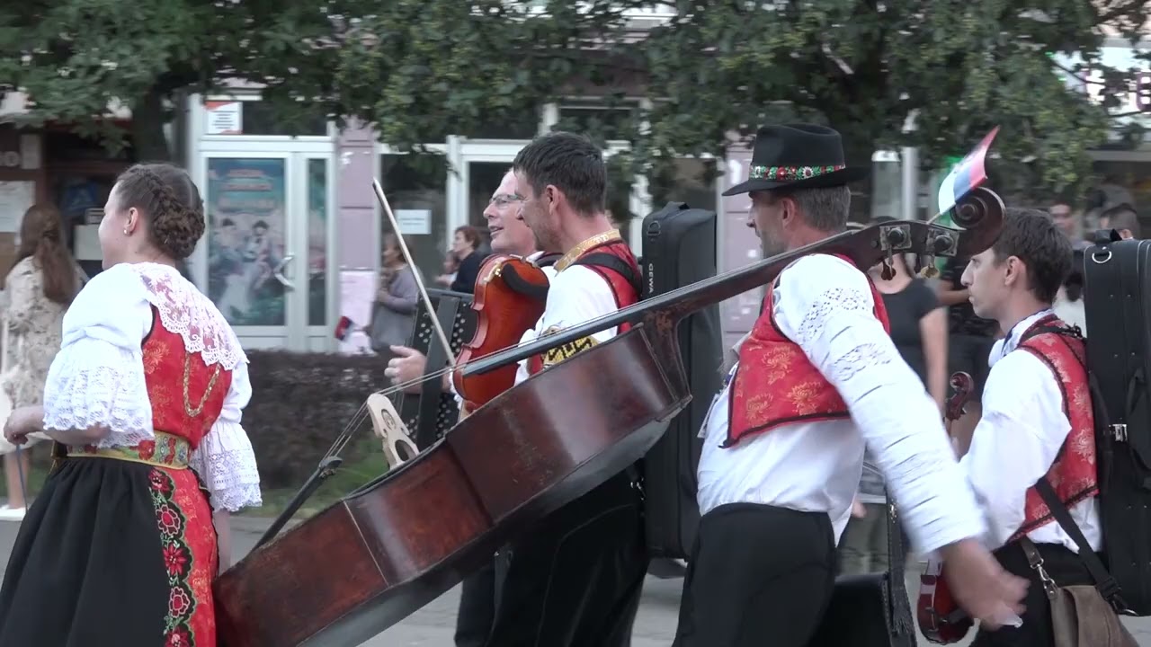 FOLKLORNI FESTIVAL DEFILE SVIH UČESNIKA 2023