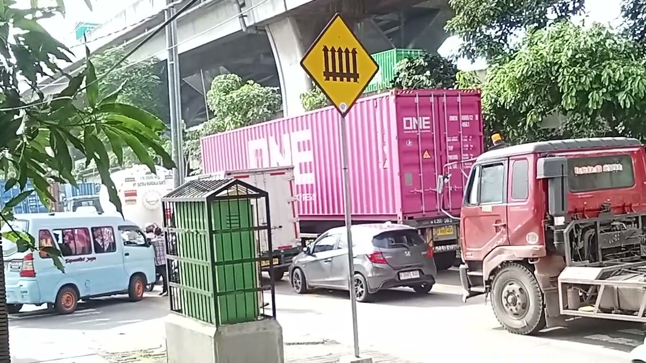 Berhenti sejenak kereta api lewat #jalan #truk #trukmania #keretaapi #kontener 