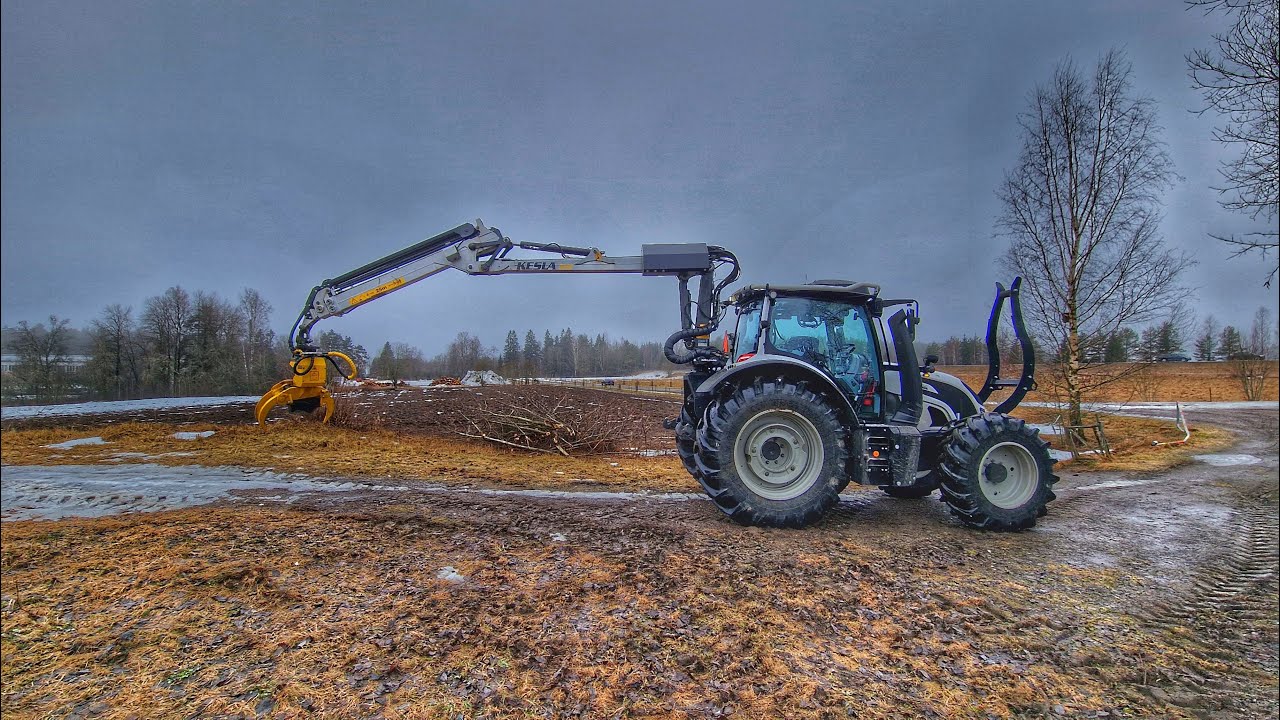 Valtra n134active ja Kesla 314t+gx19 peltojen reunojen perkuussa. Testataan miten Kesla katkoo puuta