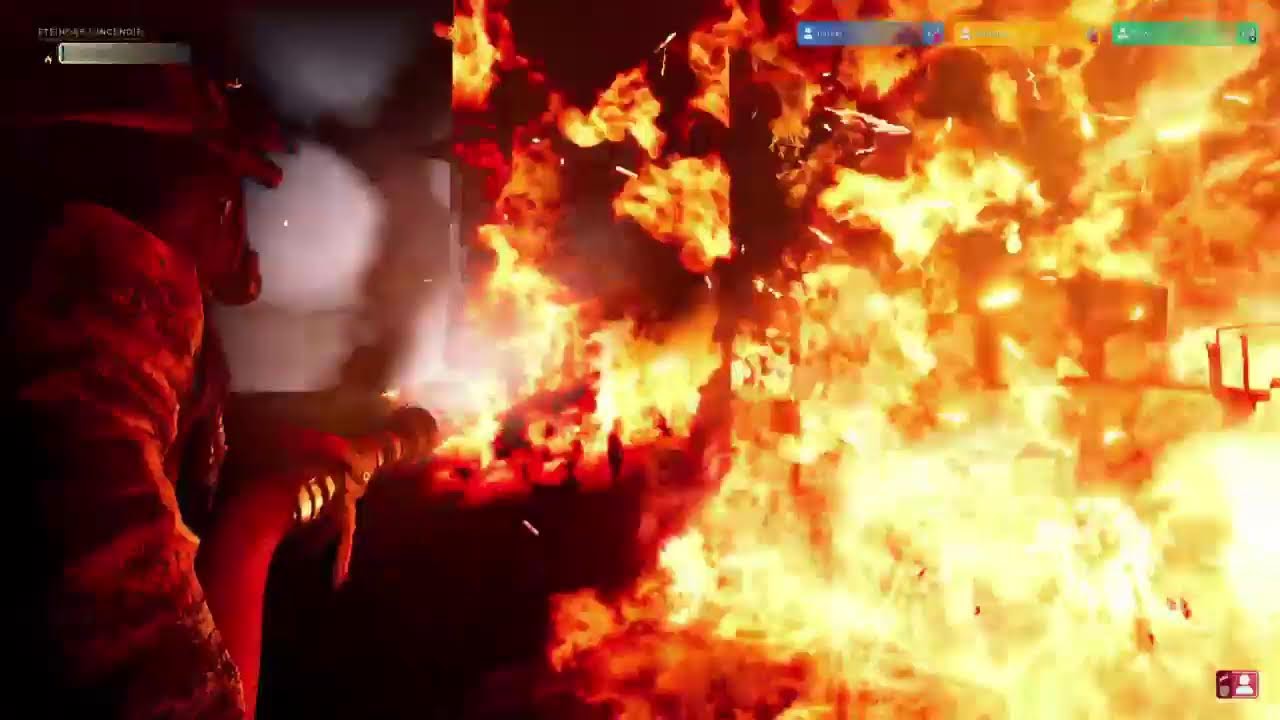 Un immeuble prends feu 🔥  avec des personnes bloquer à l'intérieur 