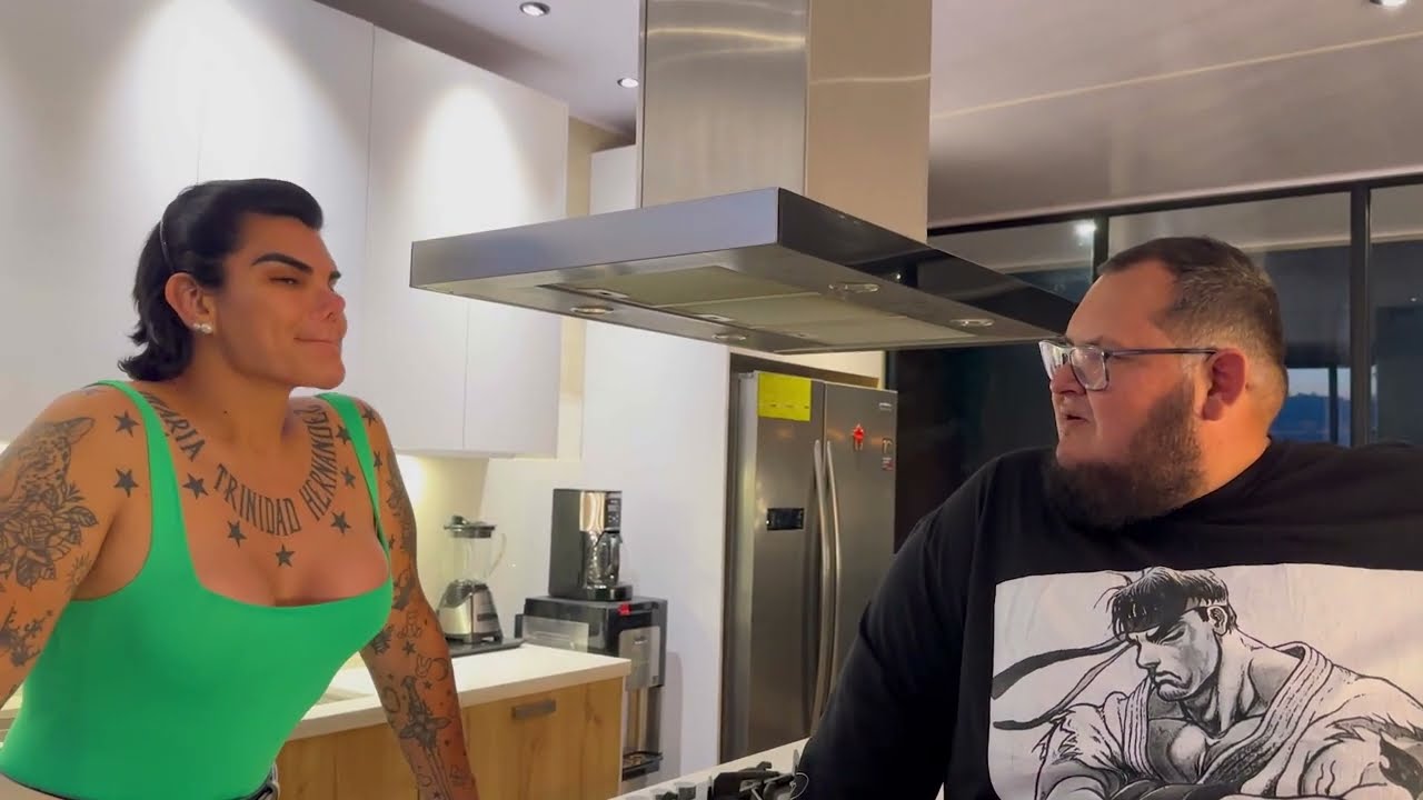 Rene muestra sus atributos al Dogor 🤣 dormiremos juntos?