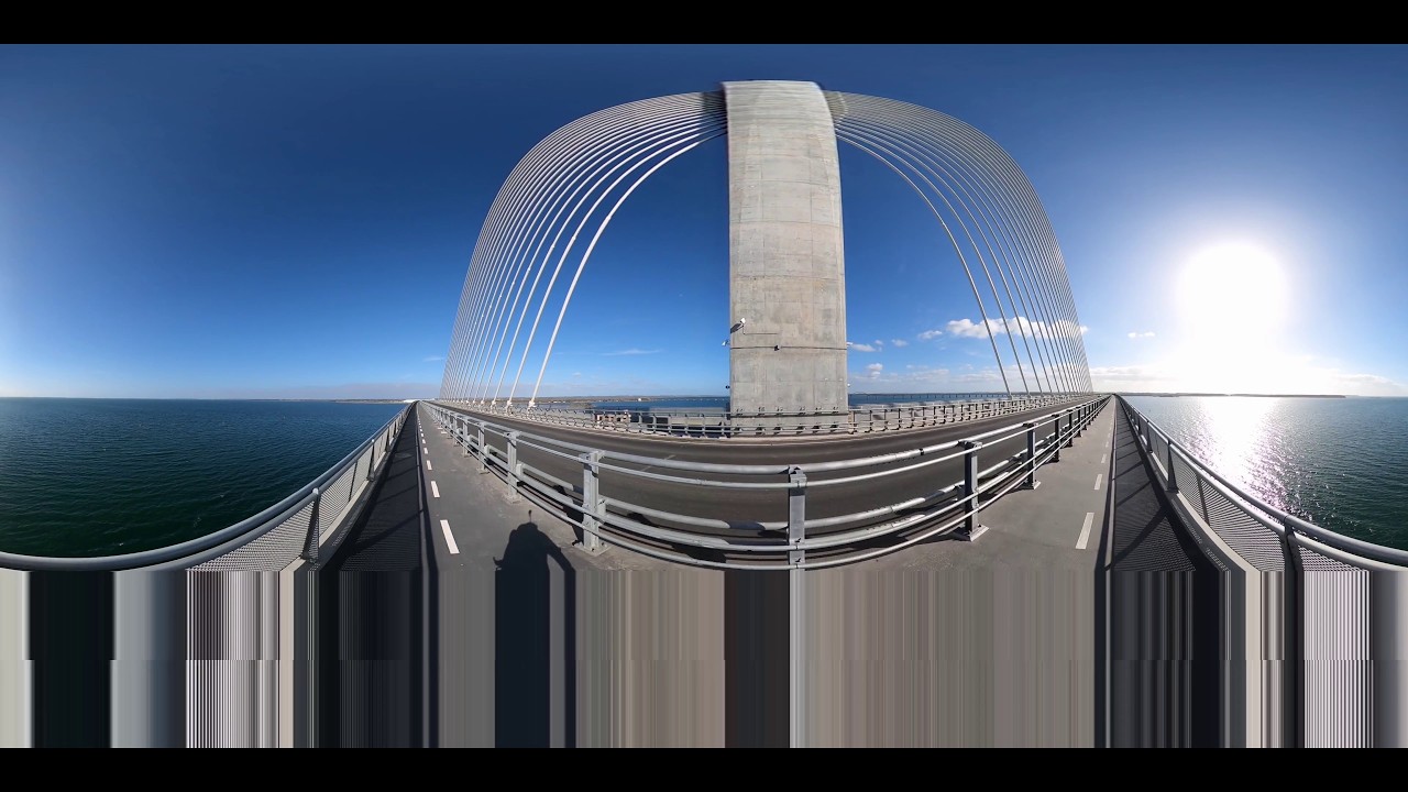 En cykeltur over Dronning Margrethe II's Bro / den nye Storstr&oslash;msbro (360 4K Video)