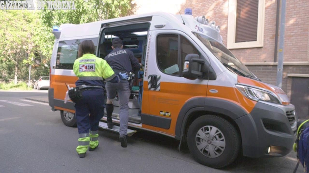 Modena, via Tamburini poliziotto blocca rapinatore e resta ferito