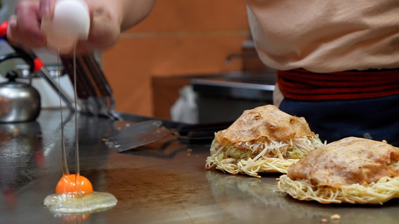 Скрытые техники и глубокие вкусы! Хрустящая лапша и жевательный окономияки