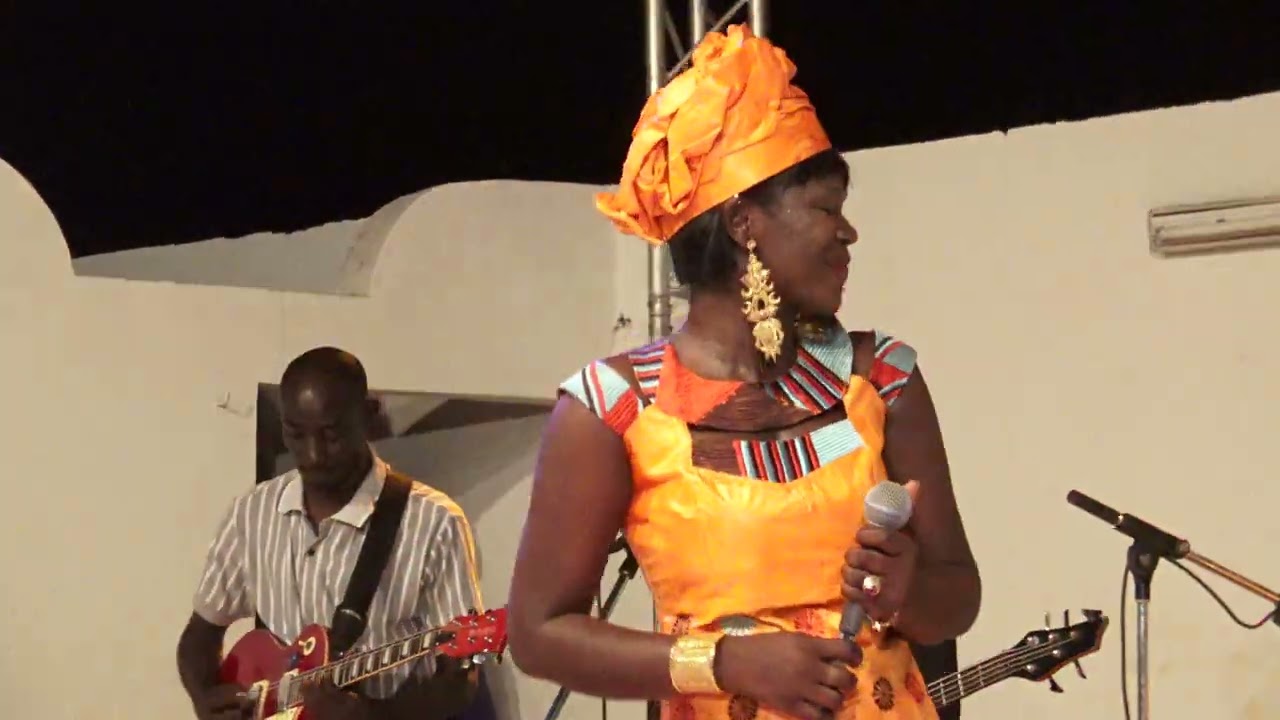 Doussou Bagayoko tournée Sirabo.MP4