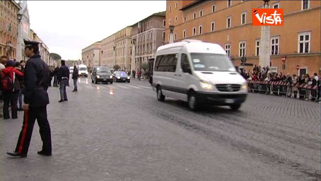 L'ARRIVO DI OBAMA IN AUTO CON LA SCORTA IN VATICANO