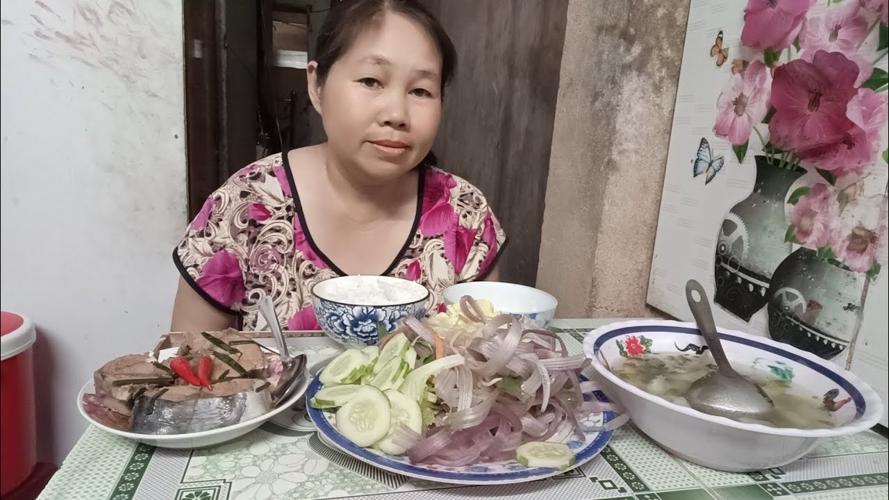 em mời cả nhà ăn cơm trưa cùng em nha cá ngừ kho ăn kèm với rau sống dưa leo canh bầu #loanvlop8386 