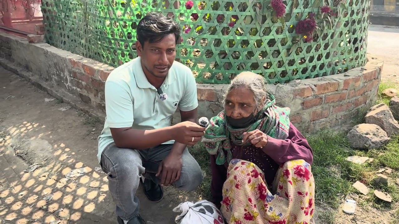 লোকটি মানুষের বাসা বাড়ি থেকে ভাত চেয়ে খায়, তাকে কিছু সহযোগিতা করলাম