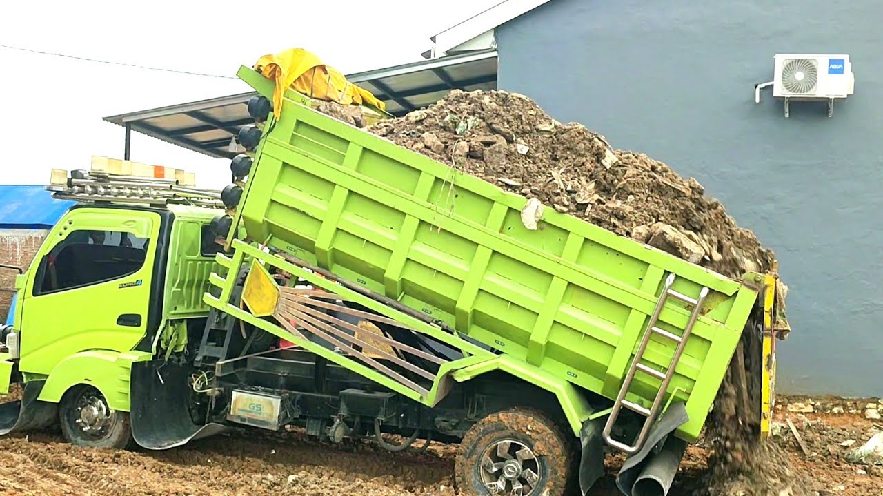 Mobil Dump Truk Pasir Hino 300 Jomplang Muatan Bergantian Tinggi Menggunung