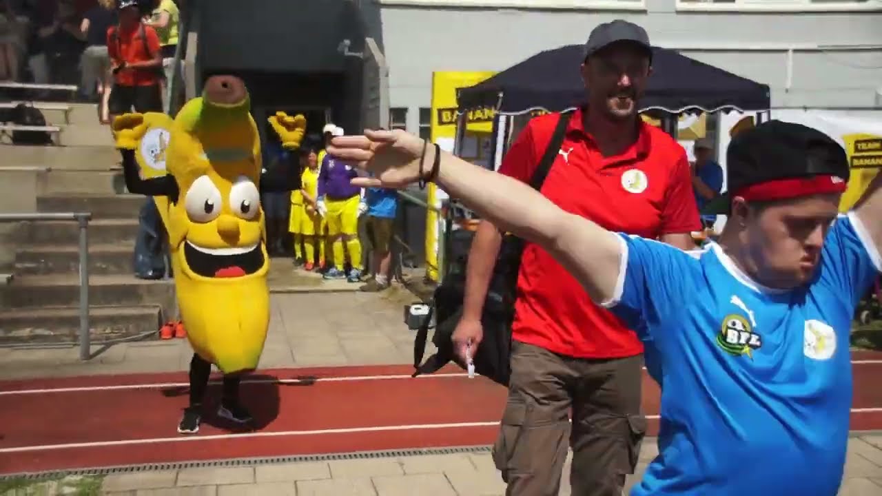 Einlaufen 14 Teams zum 10 J&auml;hrigen Bestehen der Bananenflanke Regensburg