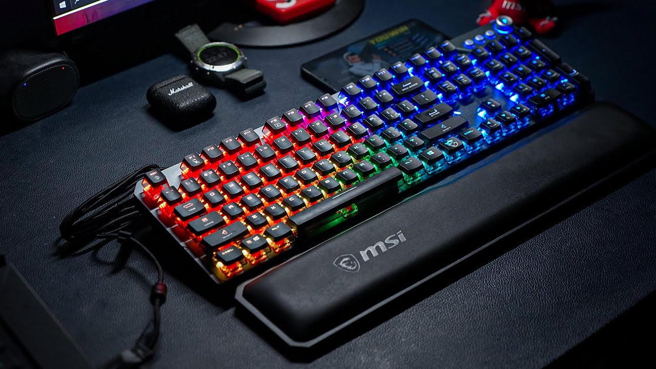 Trên tay bàn phím cơ MSI Vigor GK71 Sonic
