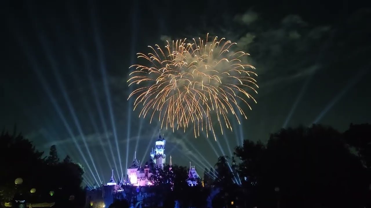 Disneyland “Believe in Holiday Magic” Fireworks Spectacular ✨🎆 Magical show at Disneyland California