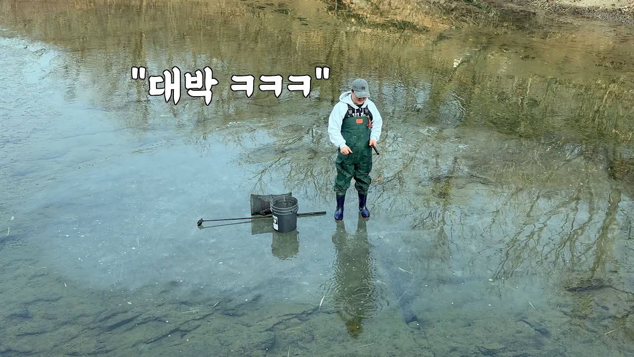 얼음배 타고 얼음 아래 수천마리 물고기 있는 곳에 통발을 놓아봤다 