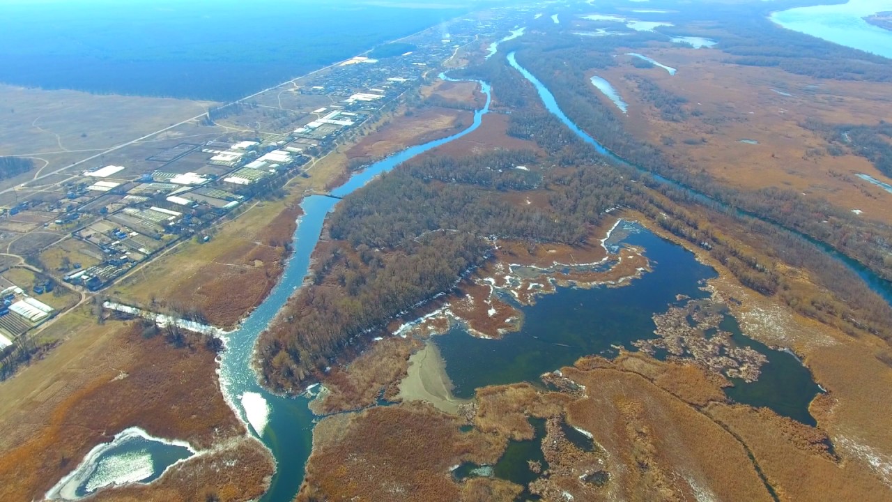 Дом у реки с видом на лес . Крынки