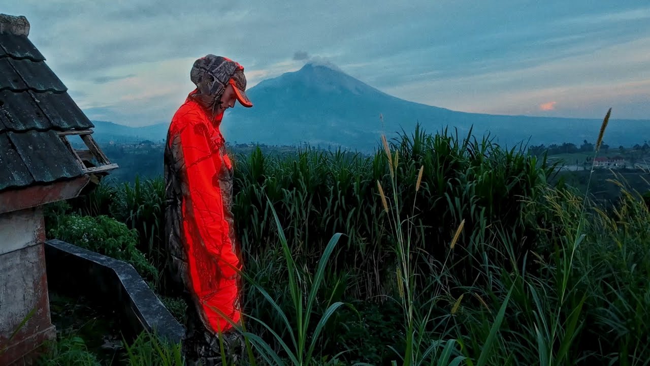 Bonggi & Xhaka - KARYAWAN (Ujung Bumi) [Official Music Video]