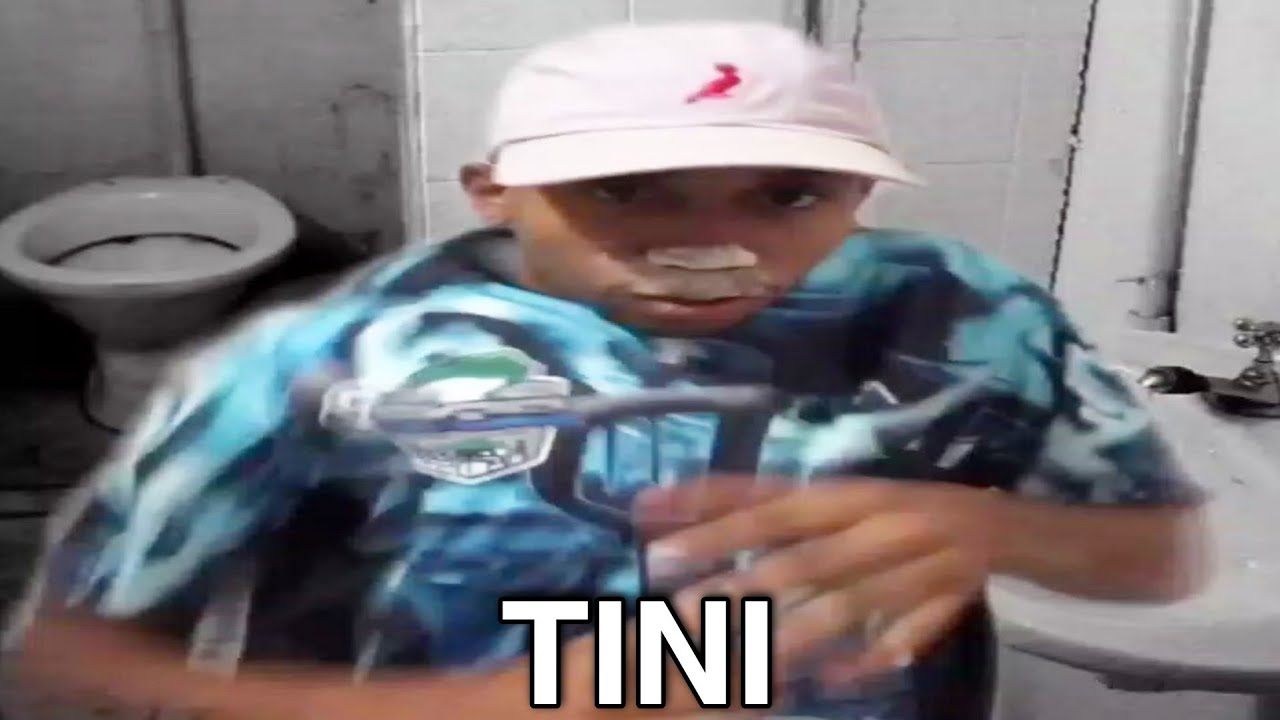 TINI EN EL BAÑO DE LA BRESH
