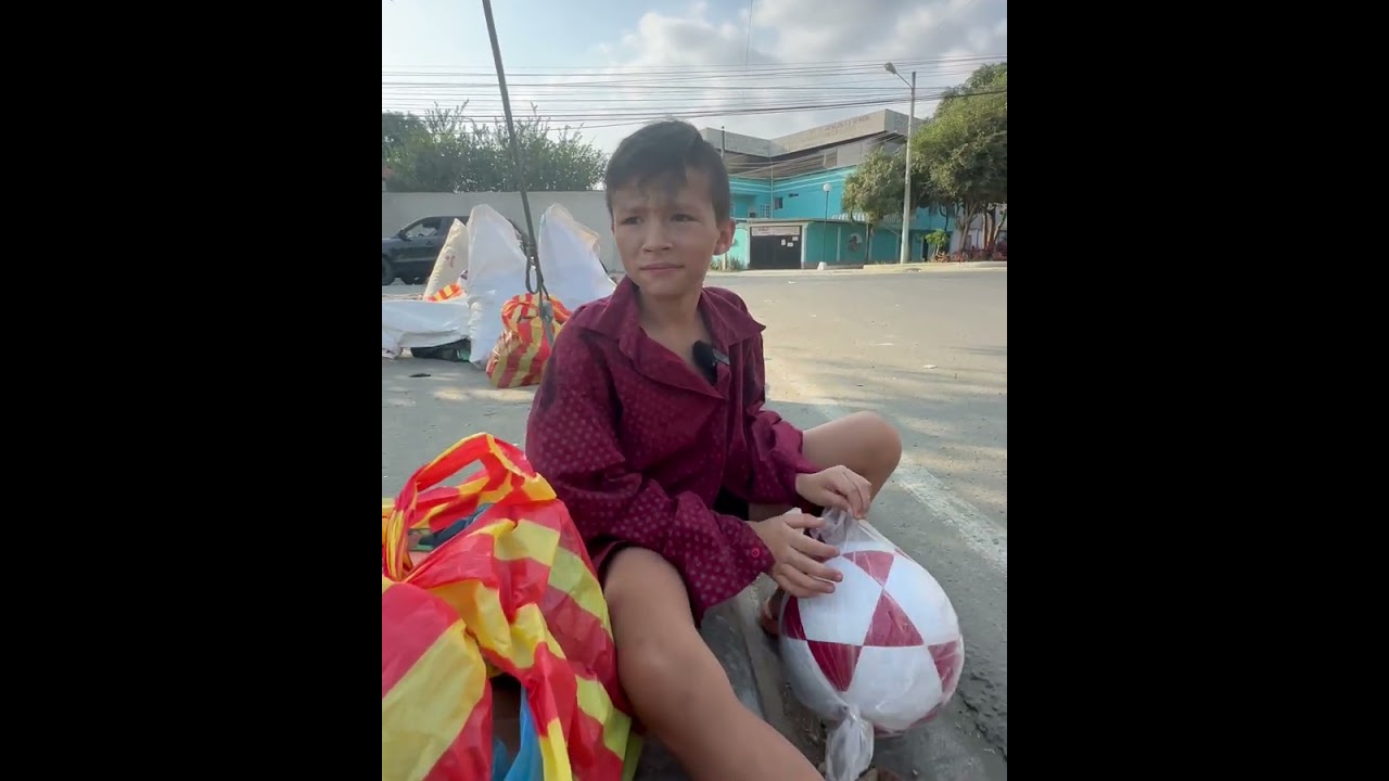 Millonario le cambia la vida al chico mas trabajador para salvar a su familia