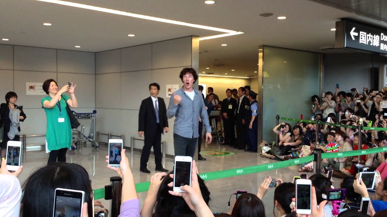 Benedict Cumberbatch arriving at Narita Airport, 15 July 2013