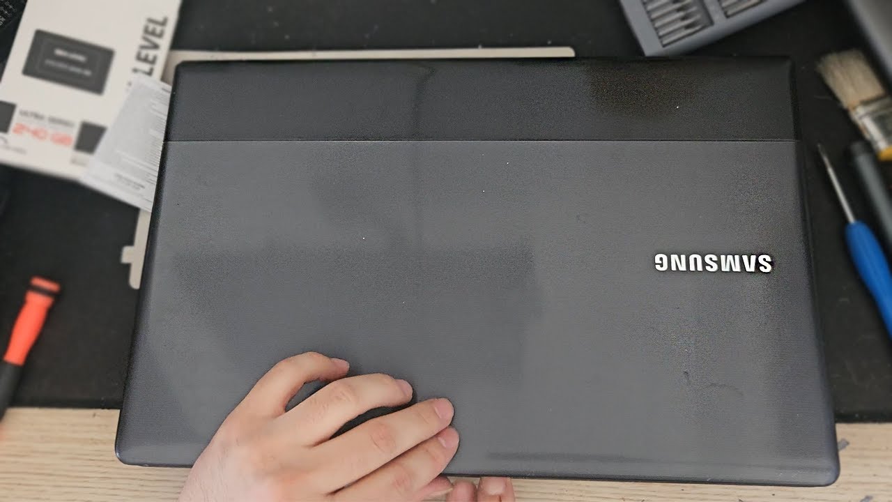 Samsung NP300E5X-S02TR Laptop Termal Macun Bakımı ve SSD Değiştirme İşlemi