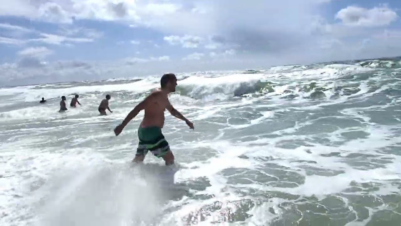 Baden bei 2 Meter Wellen in Westerland Sylt am 14.7.2022