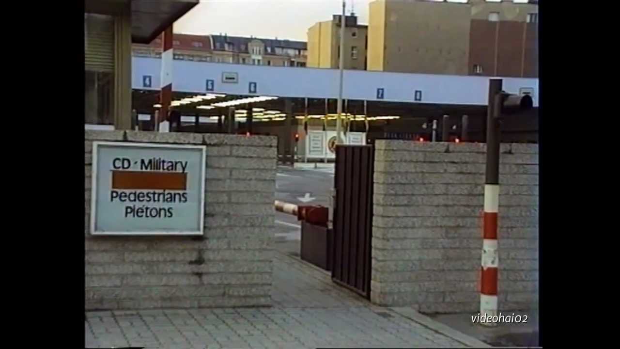 Die Berliner Mauer zwischen Brandenburger Tor und Axel Springerhaus Juni 1990.