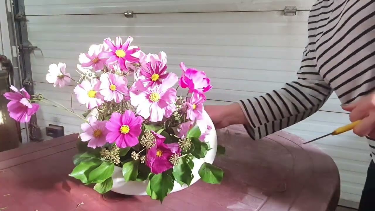 jak ułożyć kwiaty na gąbce florystycznej?