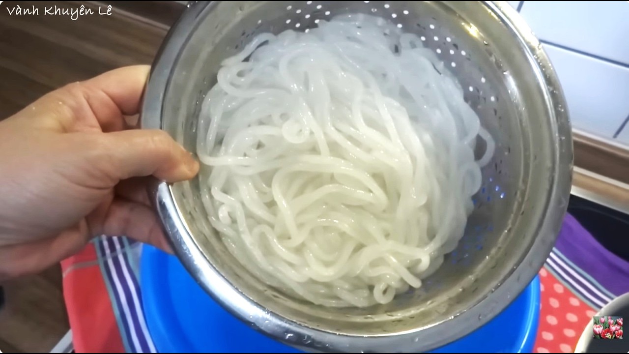 BÁNH CANH - Cách Tự Làm Sợi Bánh Canh Dai Ngon Rất Dễ Dàng, Vietnamese noodles by Vanh Khuyen