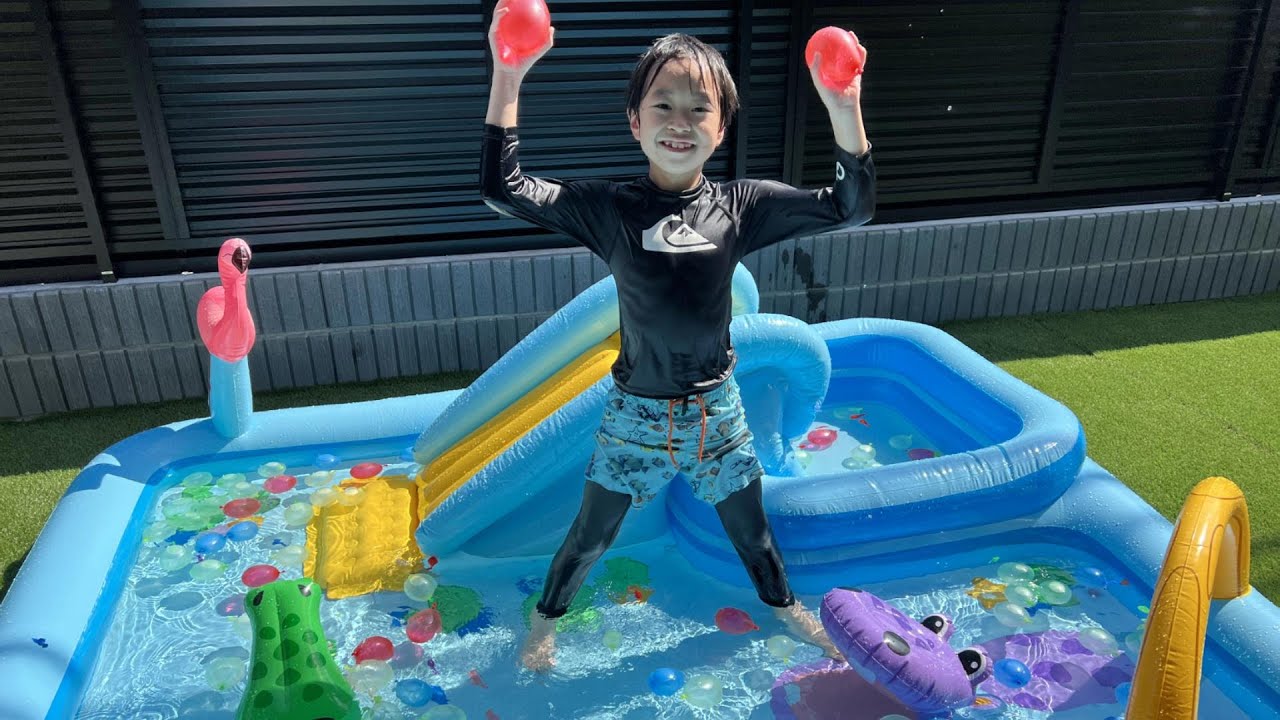 レオくんがカラフル水風船であそぶよ！プールに入れてみよう！ レオスマイル