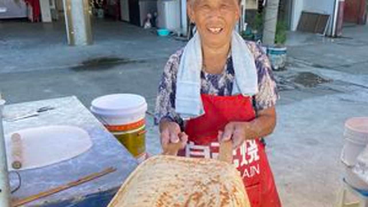 临泉县这家干了48年的手工锅盔馍你们吃过吗？ #寻味烟火气 #街边小吃 #临泉美食 #锅盔馍 #分享家乡美食