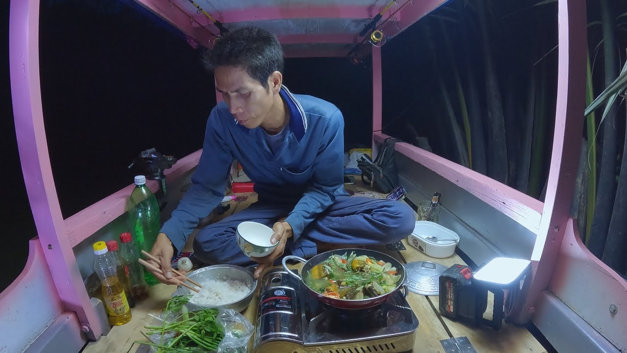 Crossing a big river in fear of camping, fishing and cooking at night || K camping &