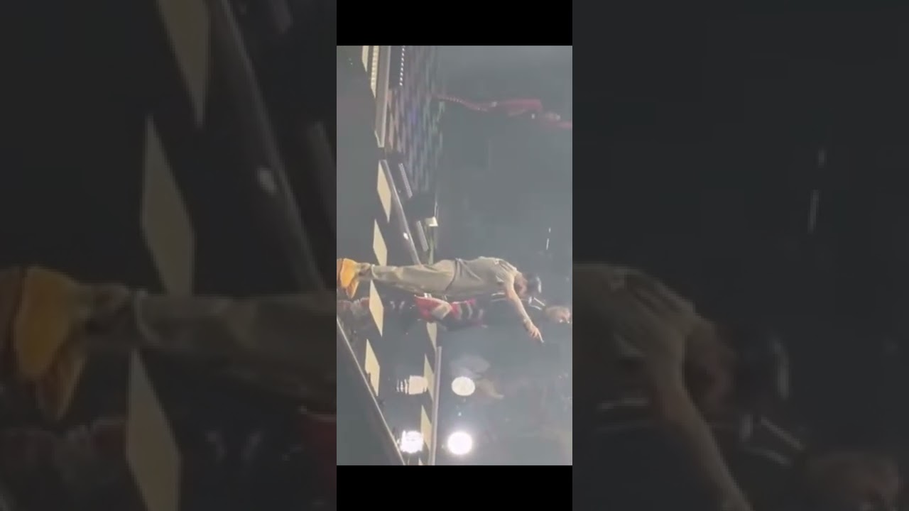 Farruco en concierto cantando pepa apolillado por su fant&aacute;stico