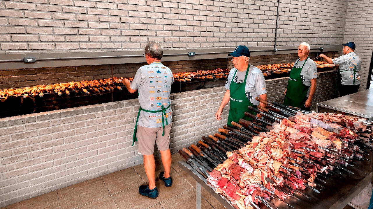 Churrasco de carnes marinadas: cortes bovinos, suínos e frango na salmoura com temperos