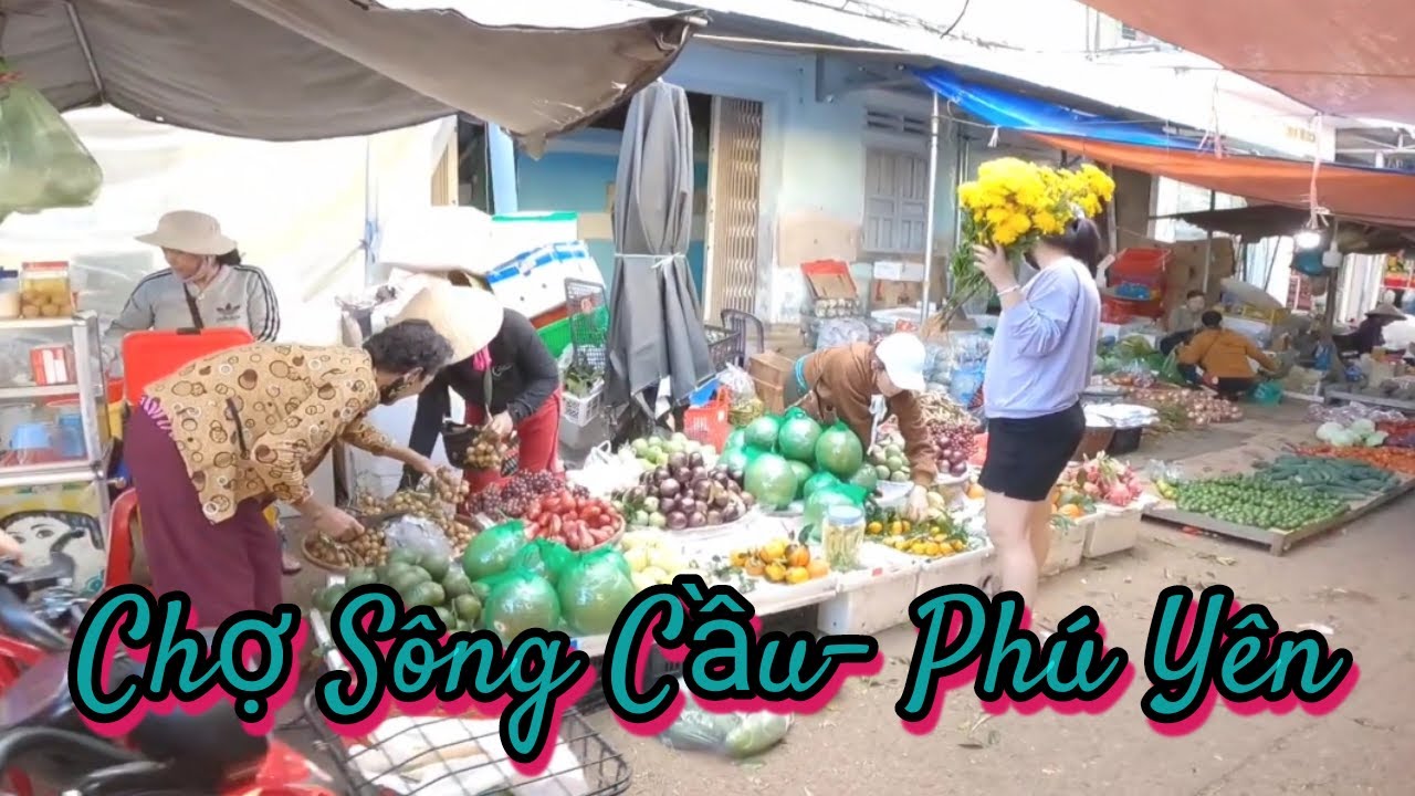 Chợ Sông Cầu- Phú Yên sáng 24 tháng Chạp người bán nhiều hơn người mua.