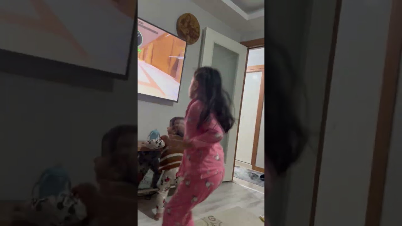 Asel ve Göktürk oynuyor 