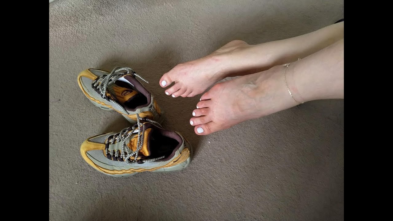 Her Nike Airmax 95 sockelss shoeplay after long day