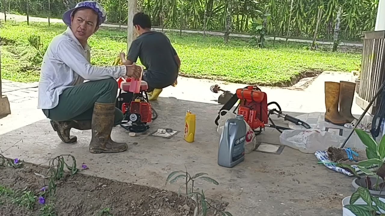 Persediaan mesin rumput sebelum memulakan kerja kerja memotong rumput.