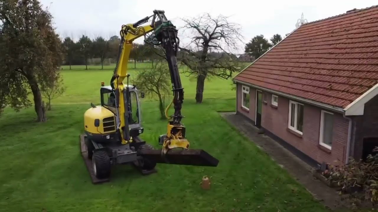 Deftly and smoothly cut down a tree with a GMT035 TTC #grapplesaw on a Wacker Neuson 6503 #excavator