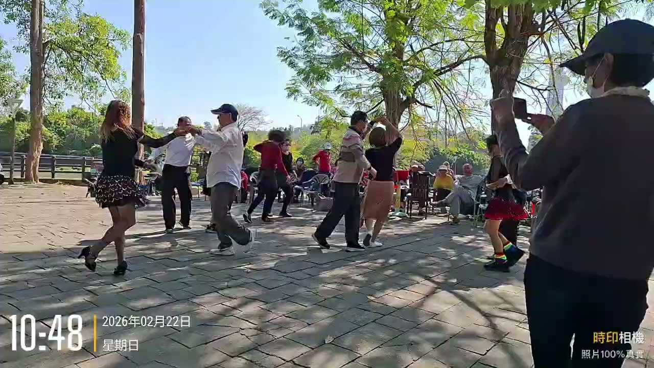 金獅湖廣場先生唱歌跳舞