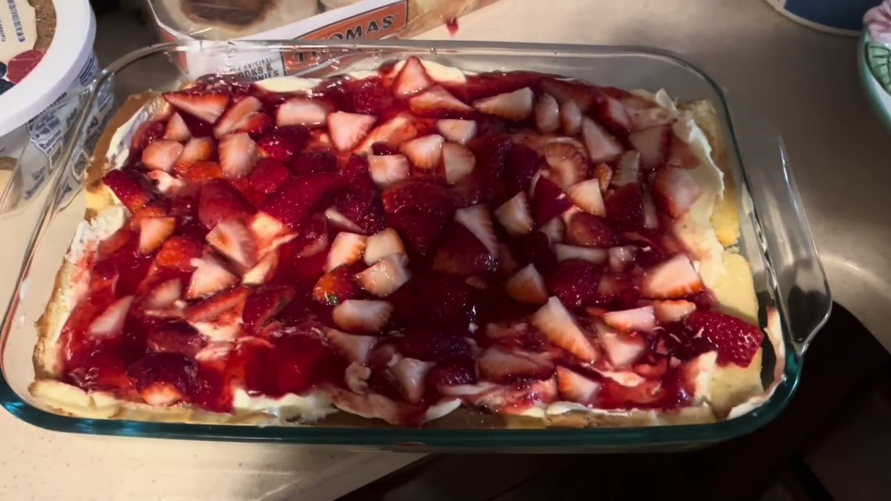 Strawberry desert cake thing (cheesecake filling)#cookingwithcaleb #desert #baking 