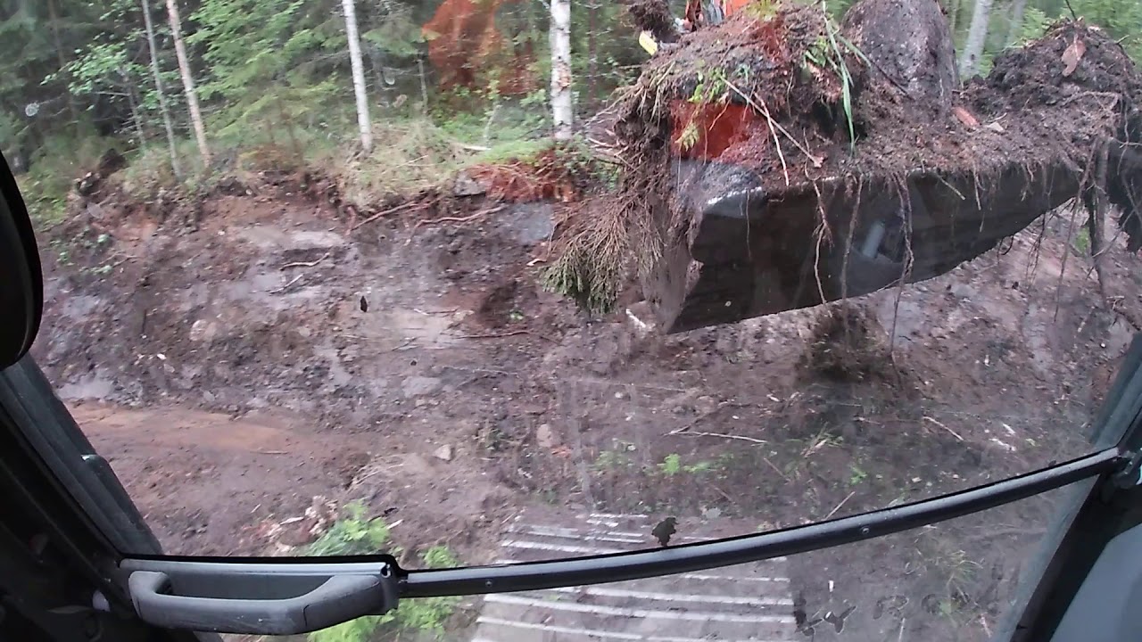 Lasku ojan putsausta ja rummun laittoa. Hitachi 130 lcn
