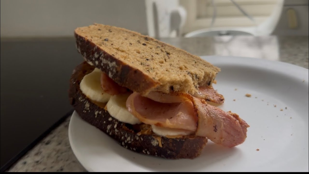 Making a bacon and banana sandwich! 🥪 