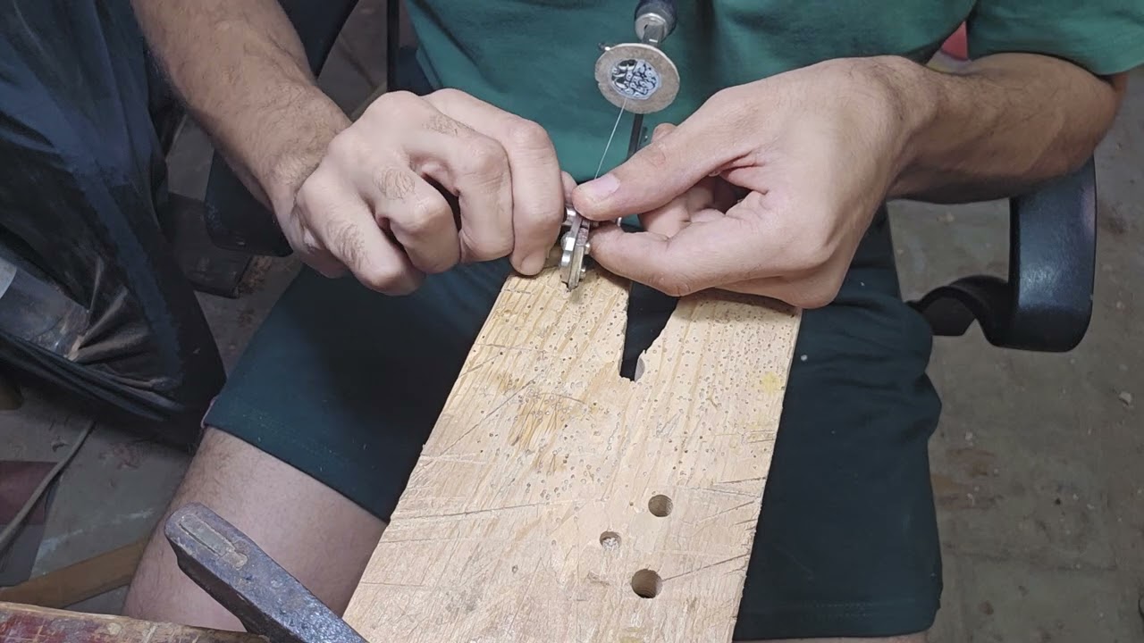 Cutting oud end block button inlay with fretsaw