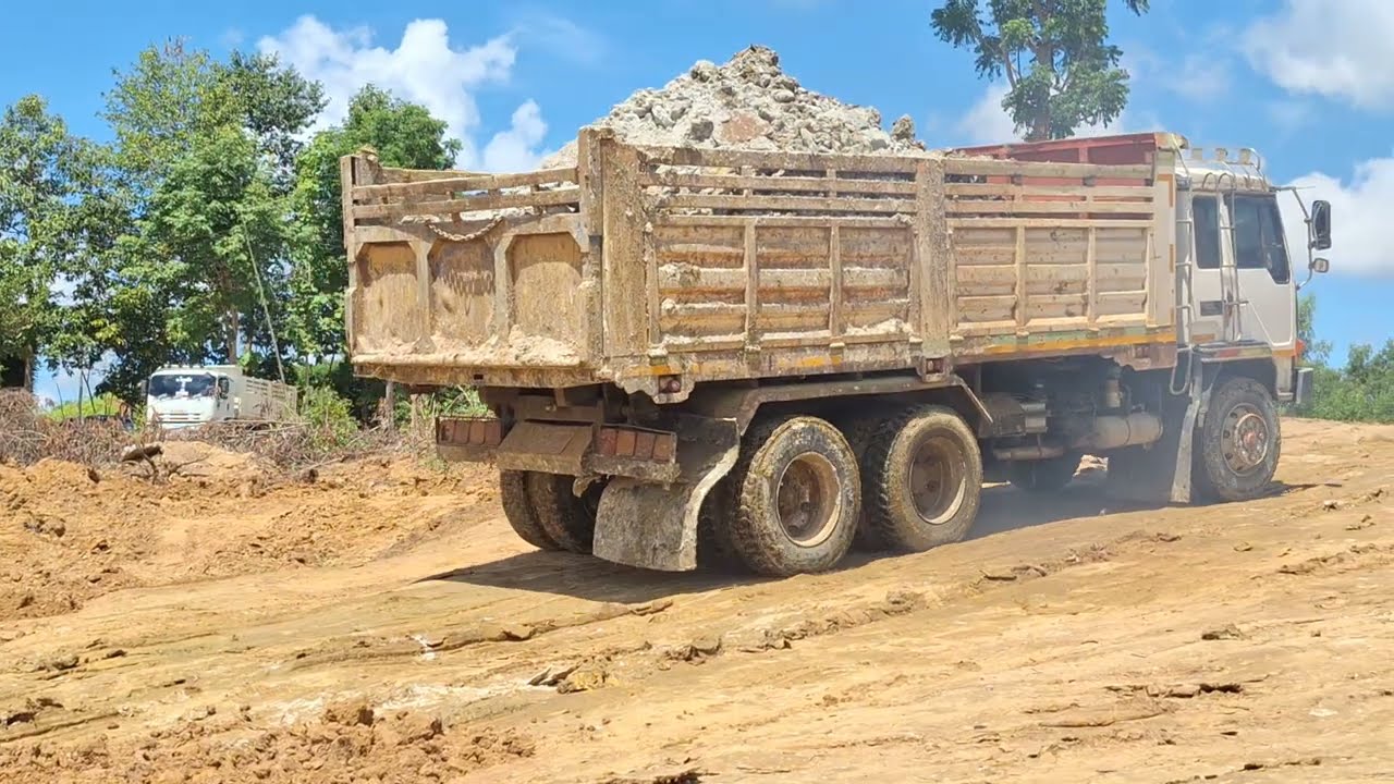 จัดเต็มกล่องเปิดบ่อเก่ารถขุด sumitomo f6 เจอ pc200-8 ดั้มสิบล้อทุกคันทางหนืดๆชันๆจัดให้ excavator